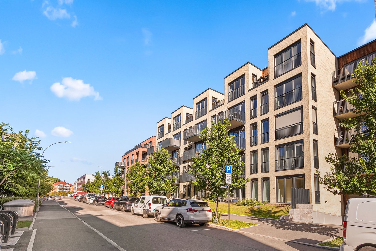 Malerhaugveien 27 ligger på et flott høydedrag, sentralt plassert midt mellom Ensjø og Helsfyr. Her bor du med kort vei til "alt". Galleribilde