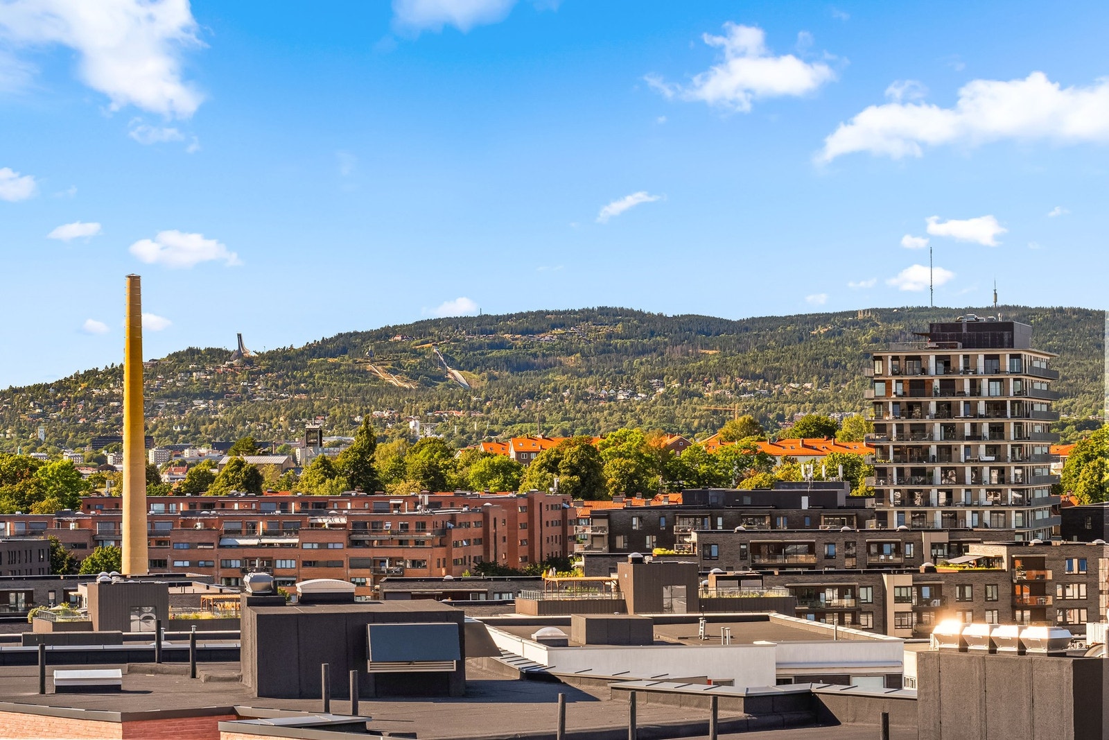 Utsikt mot Holmenkollen fra takterrassen. Galleribilde