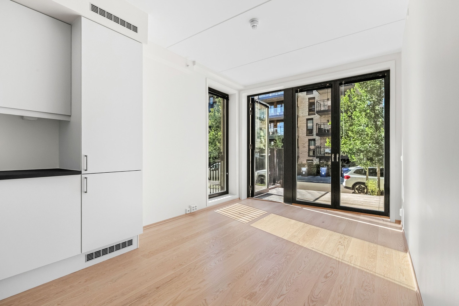 Velkommen inn i en moderne bolig med god takhøyde og store vinduer. Boligen har nybygg-garanti helt frem til 2028. Galleribilde