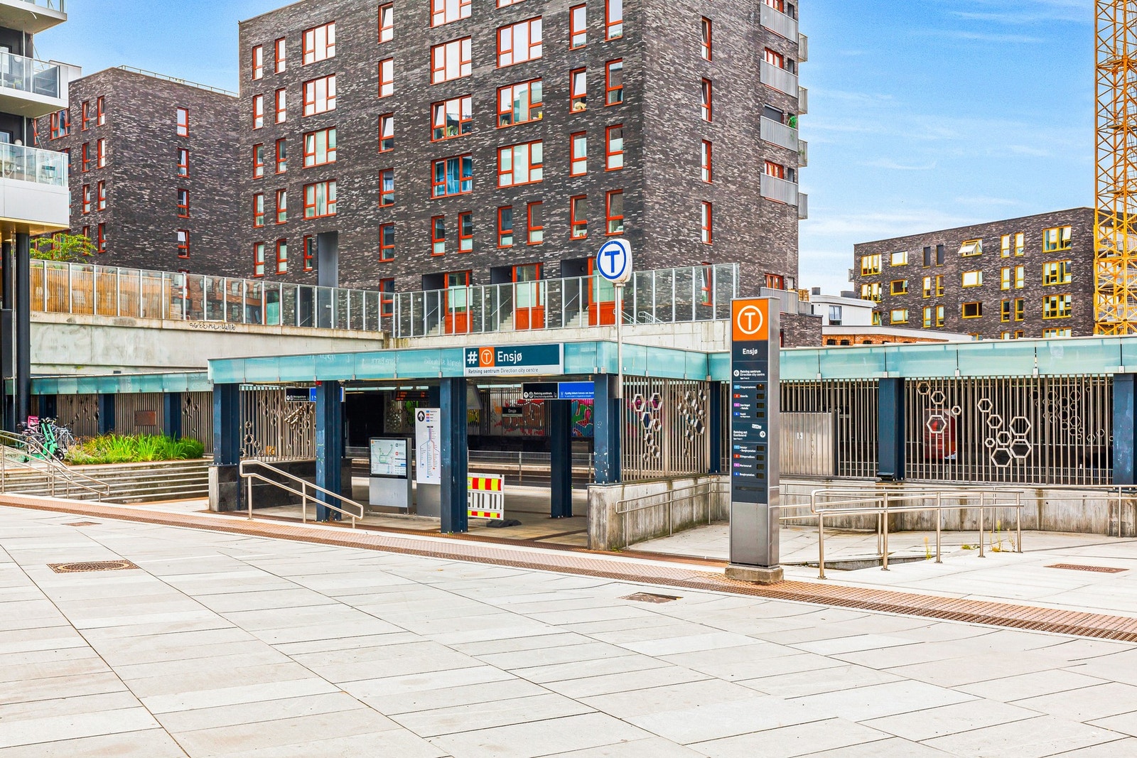 Det er kun en kort spasertur til Ensjø T-banestasjon, og med kun tre stopp til sentrum er du på Jernbanetorget på få minutter. Det er også kort vei til Helsfyr. Bussholdeplass også like i nærheten. Galleribilde