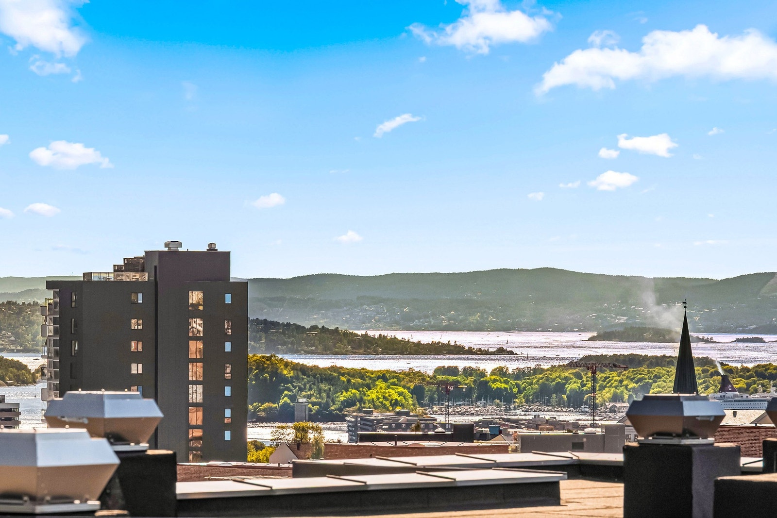 Utsikt ned mot Oslofjorden fra takterrassen. Galleribilde