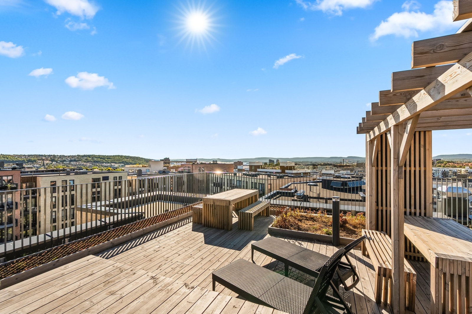 Her har man tilgang til en pent opparbeidet felles takterrasse med sittegrupper, solsenger og fantastisk utsikt. Galleribilde