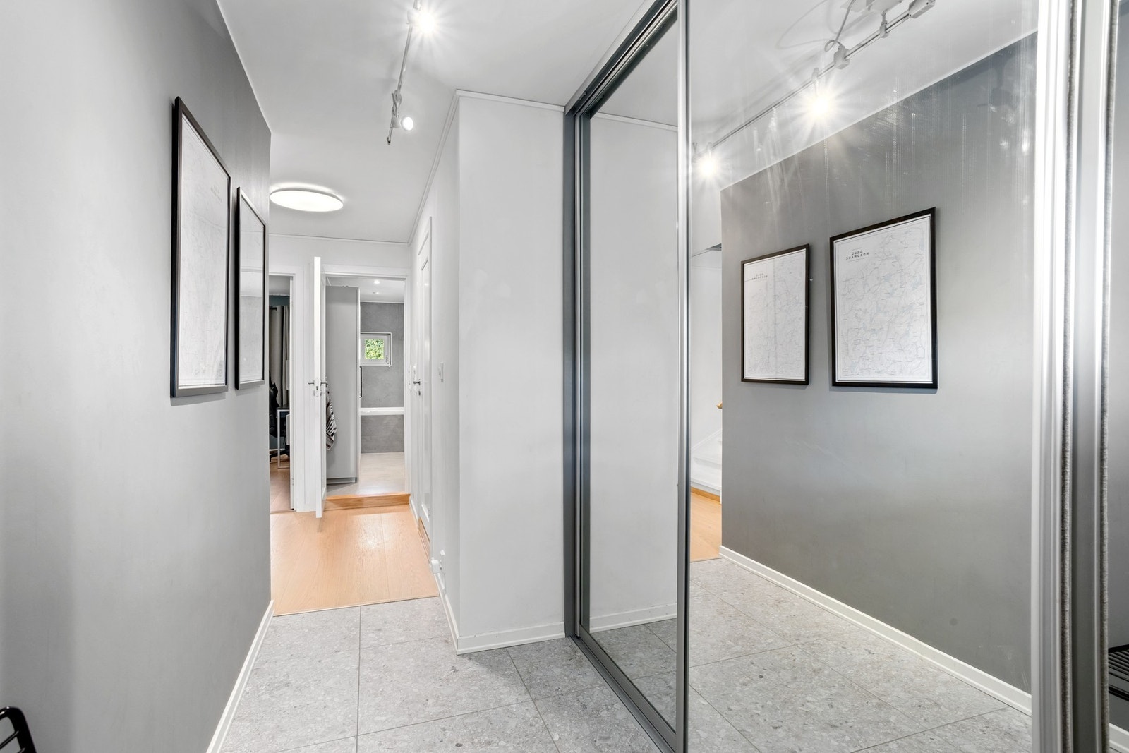 Gang med skyvedørsbargderobe. Galleribilde