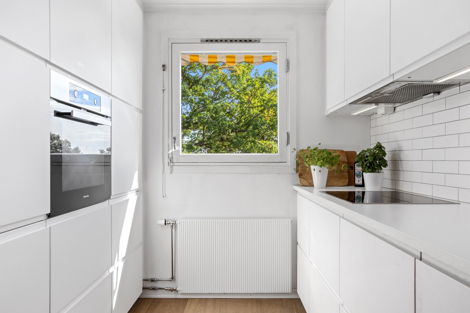 Det er integrert stekeovn, induksjonstopp, kjøl/frys og oppvaskmaskin. Galleribilde