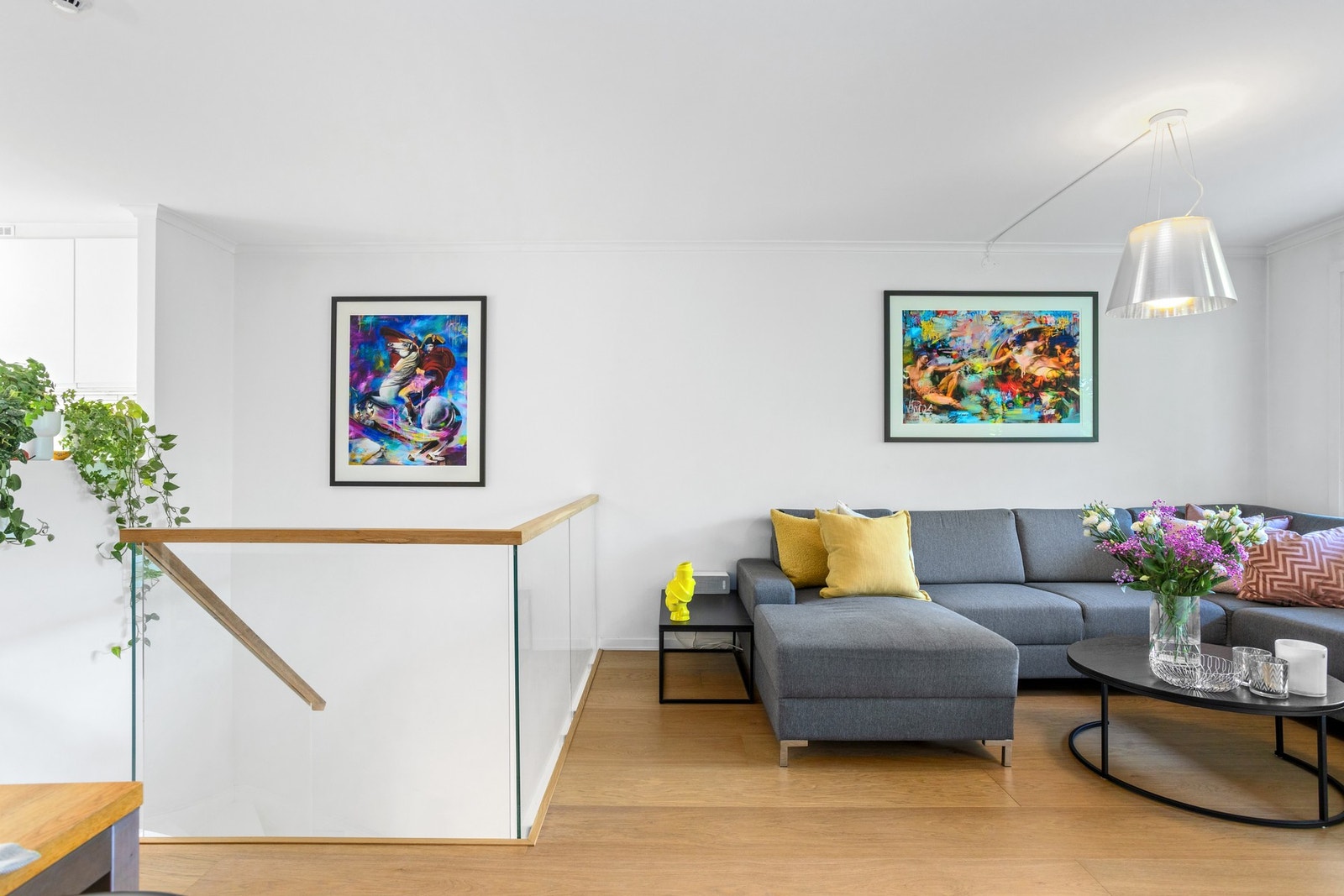 Stue med god plass til stor sofa. Galleribilde