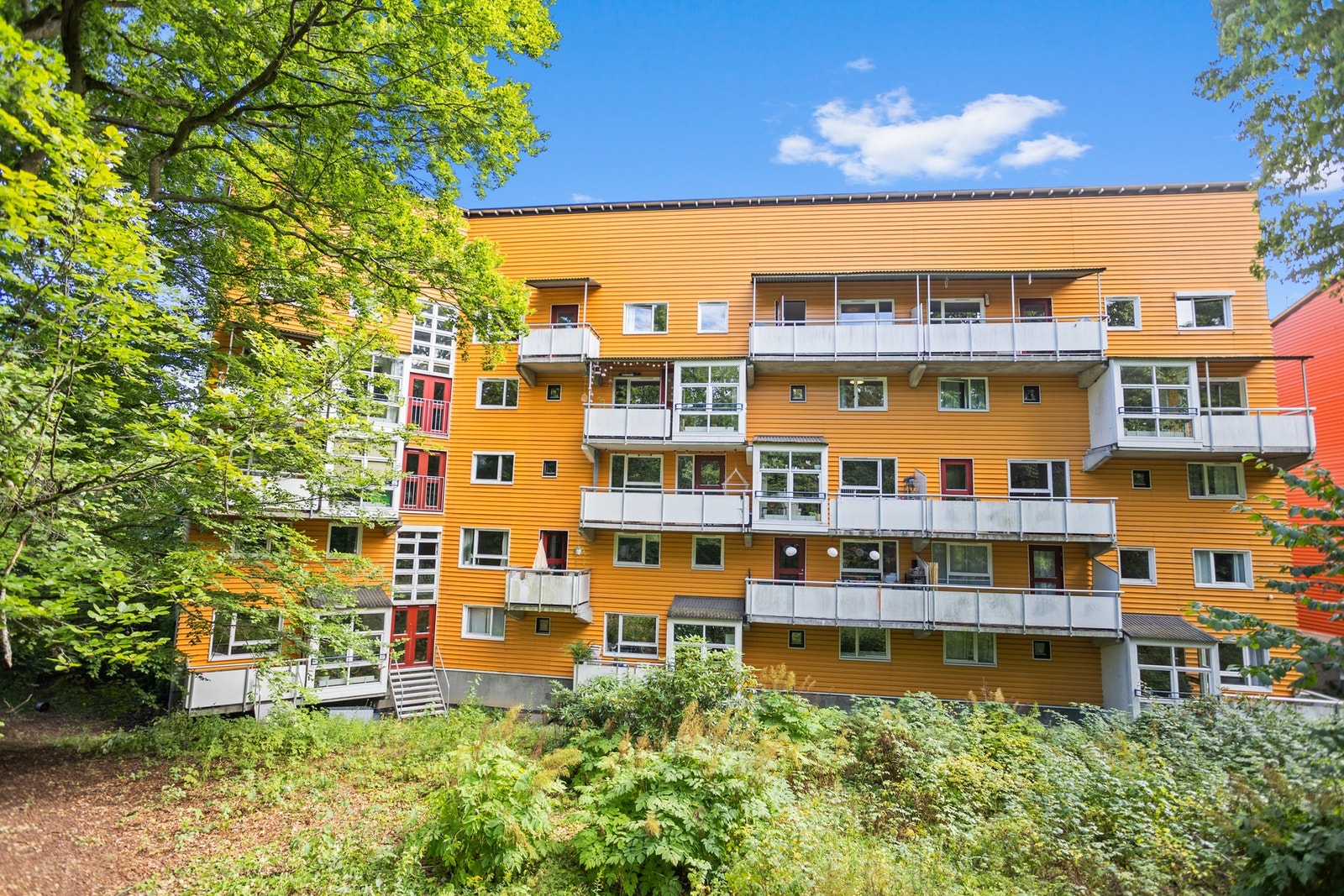 Fasade Gustav Vigelands vei 28 sett fra bakgården. Galleribilde