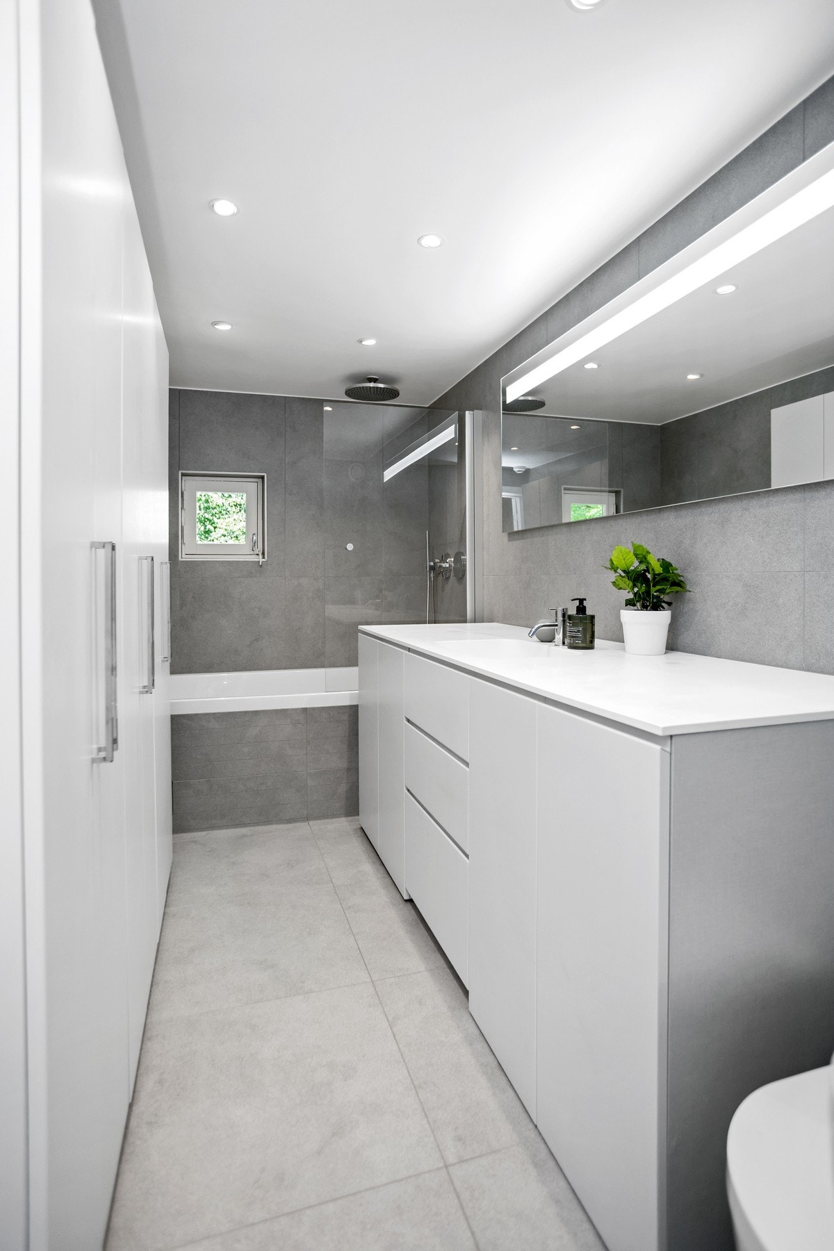 Lekkert bad med badekar.
Badet ble renovert i 2021. Galleribilde