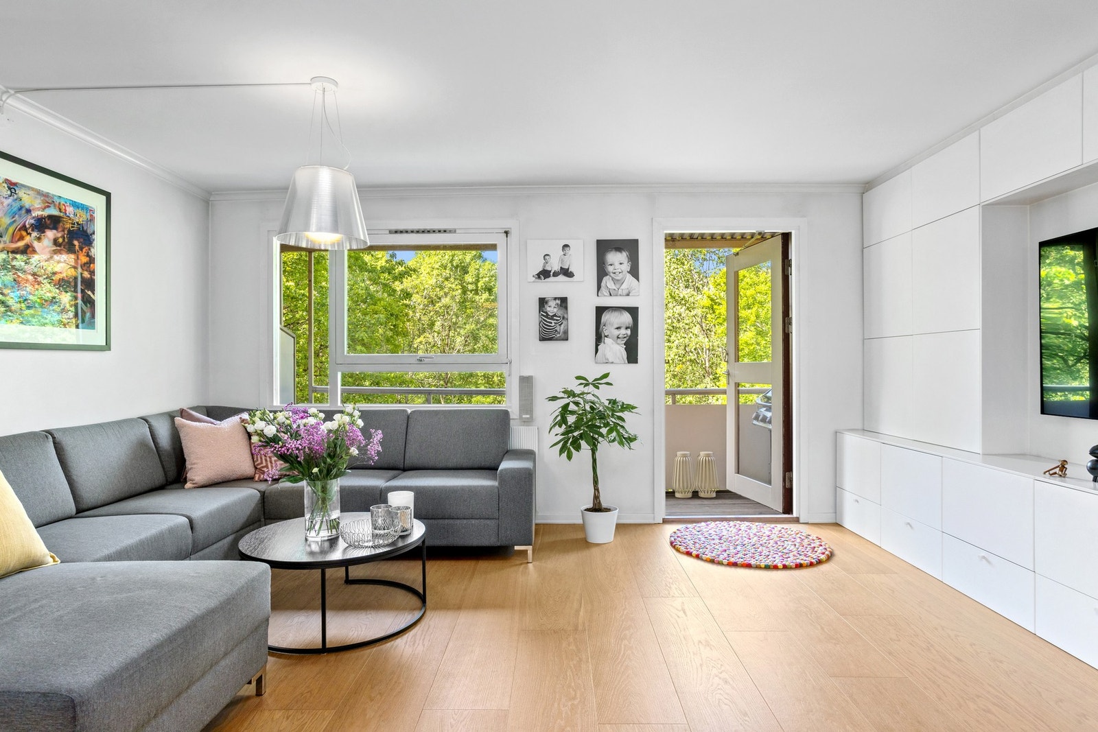 Lys stue med utgang til balkong. Galleribilde