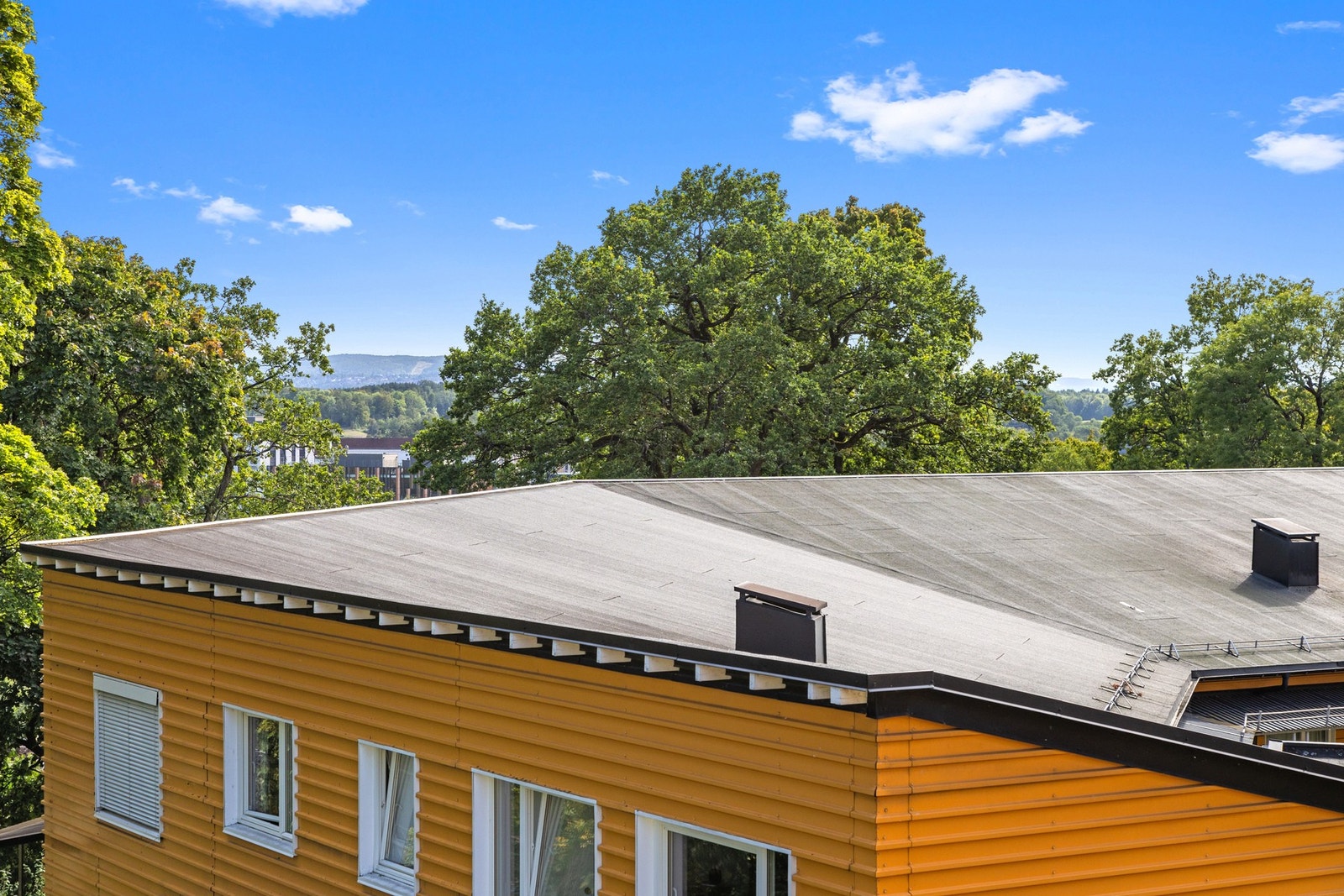 Leiligheten ligger usjenert og fritt til med utsikt. Galleribilde