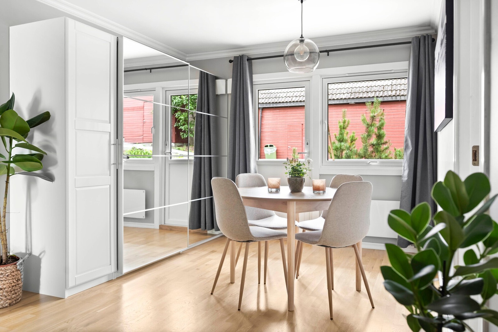 Fra kjøkkenet er det utgang til den nordvendte terrassen. Galleribilde