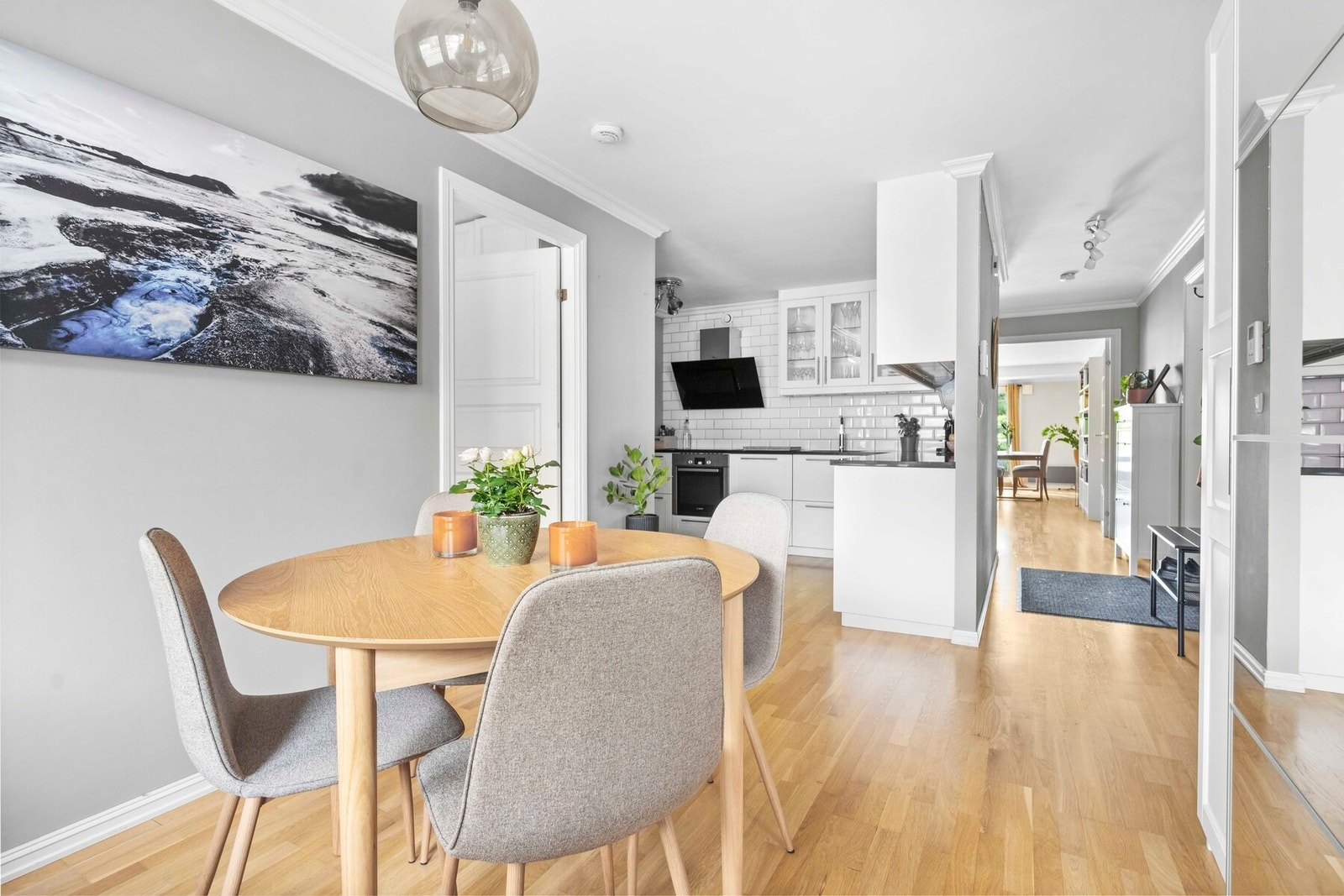 Flott kjøkken med stein benkeplate. Galleribilde