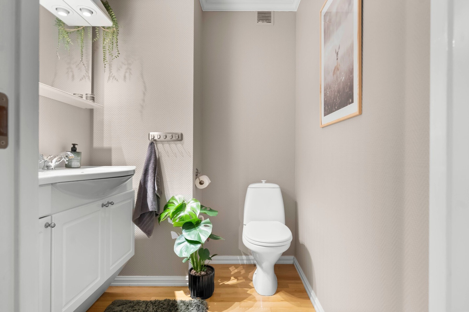 Praktisk ekstra toalettrom. Galleribilde