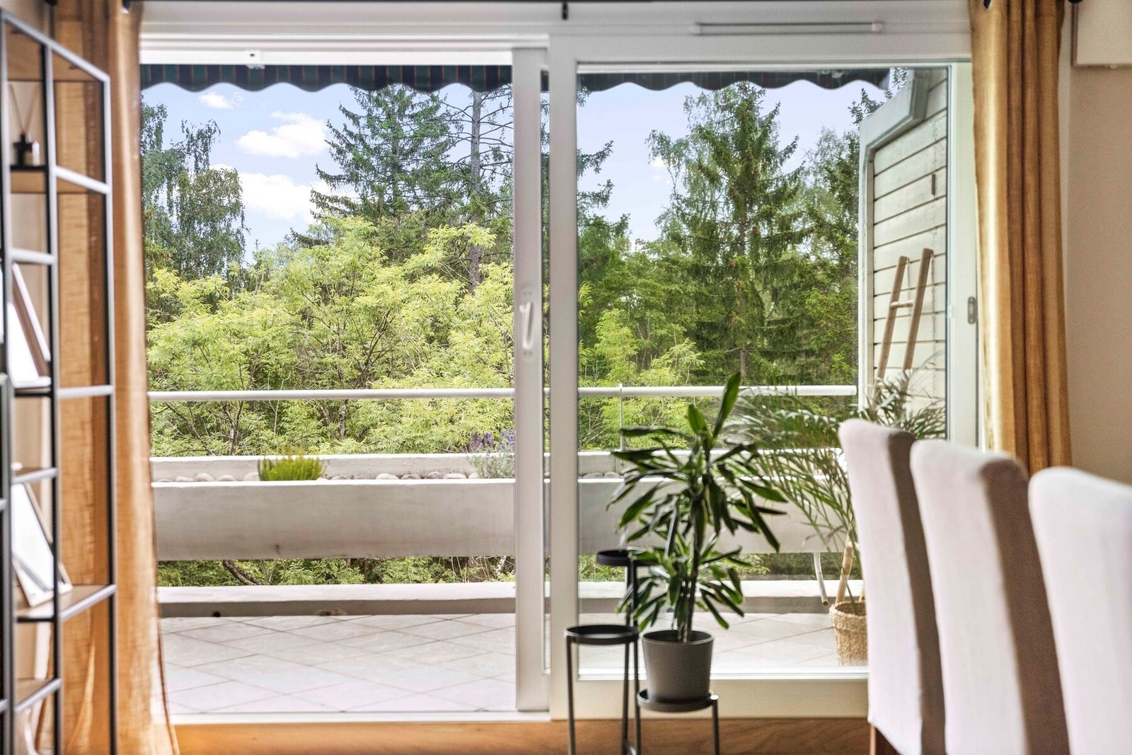 Fra stuen er det utgang til en sydøstvendt balkong. Galleribilde