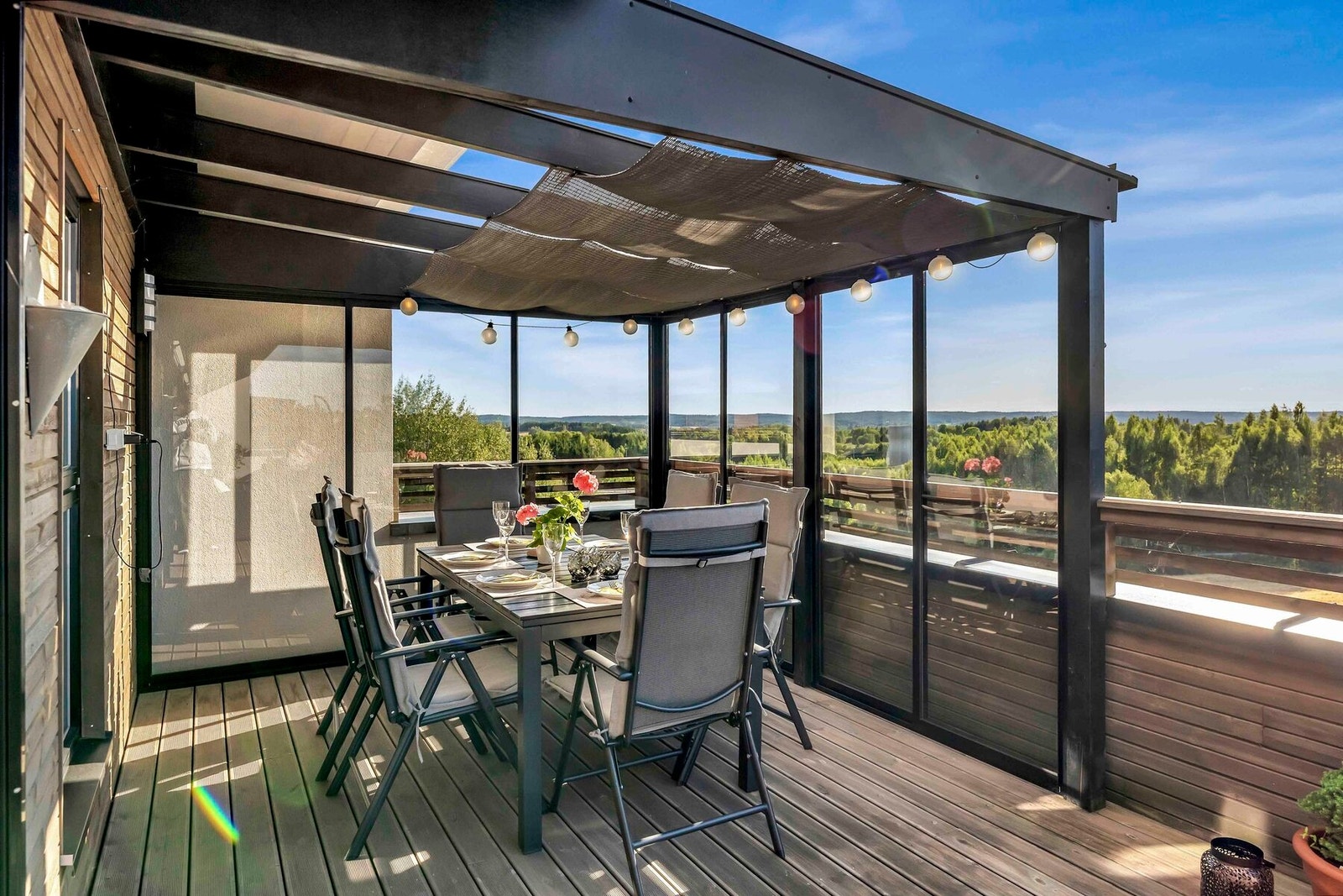 Deilig med dels inn-glasset balkong også om været ikke er på sitt beste Galleribilde