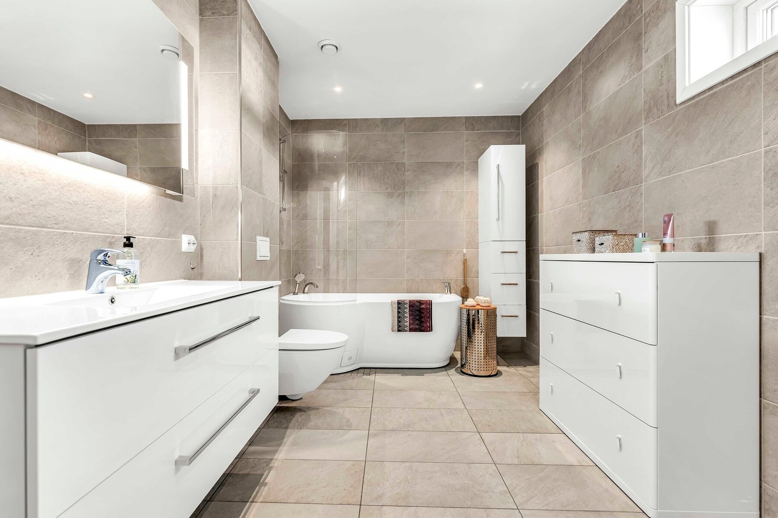 Hovedsoverommet har også stort privat bad i delikat utførelse Galleribilde