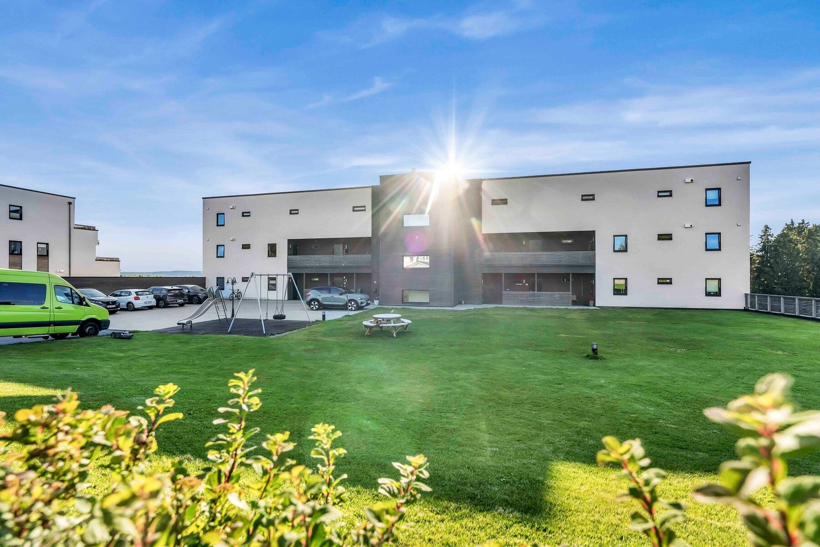 Leiligheten ligger som toppleilighet i nyere terrasseblokk fra 2019 Galleribilde