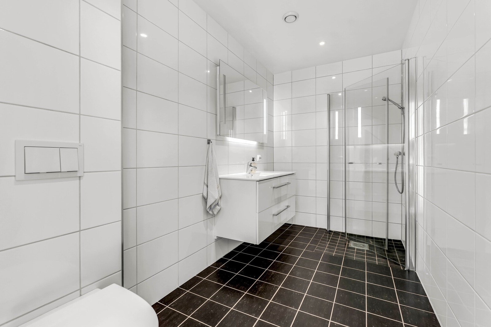 Det andre badet er også av god størrelse med fliser på gulv og vegger Galleribilde