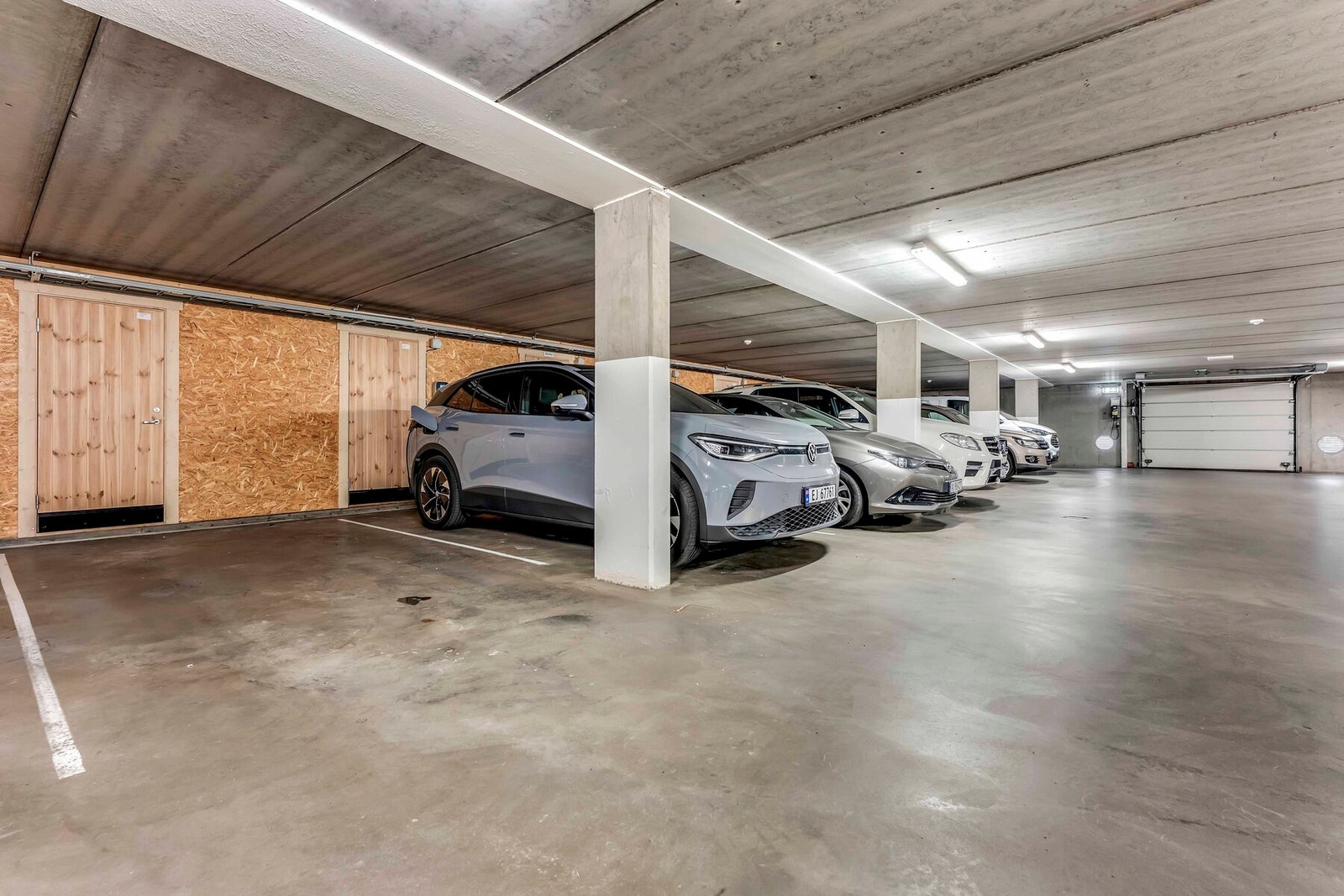 Leiligheten har fordelaktig to garasjeplasser i parkeringskjelleren. Her er også en lukket bod på ca. 5 kvm. Galleribilde