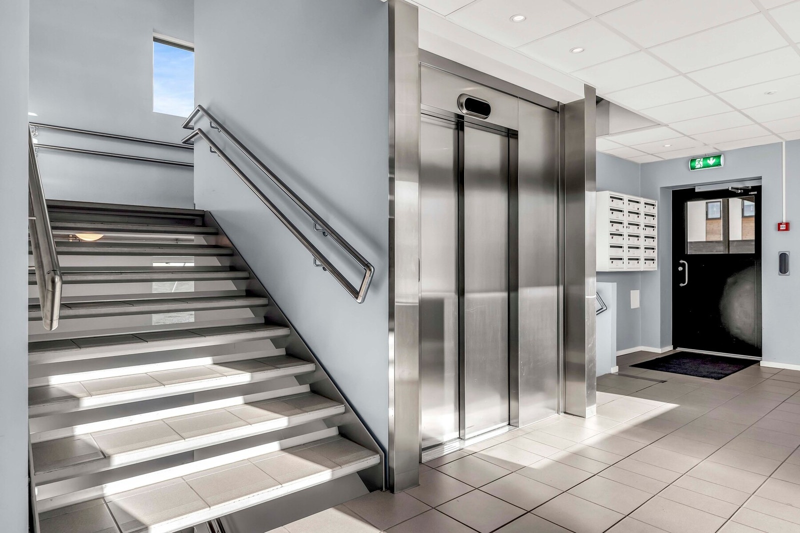 Det er selvfølgelig heis i bygget både ned til parkeringskjelleren og opp til leiligheten Galleribilde