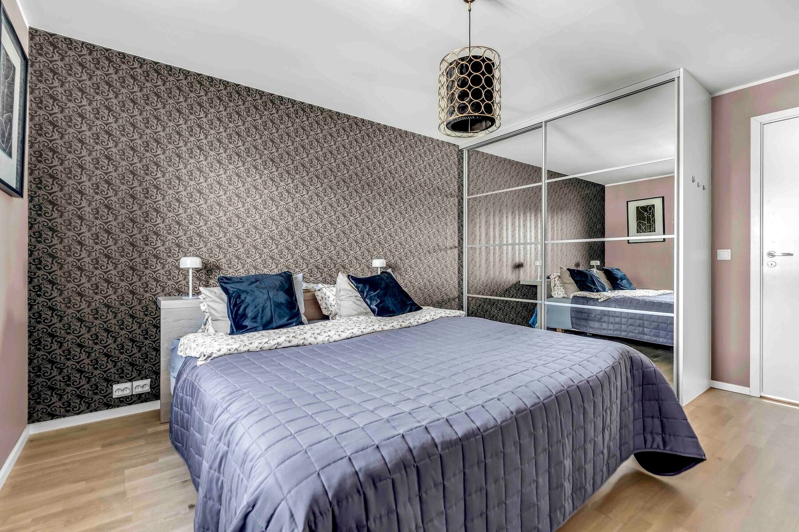 Hovedsoverom av god størrelse samt skyvedørsgarderobe Galleribilde