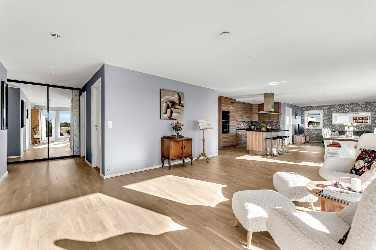 Herlige oppholdsrom med gode møbleringsmuligheter! Galleribilde