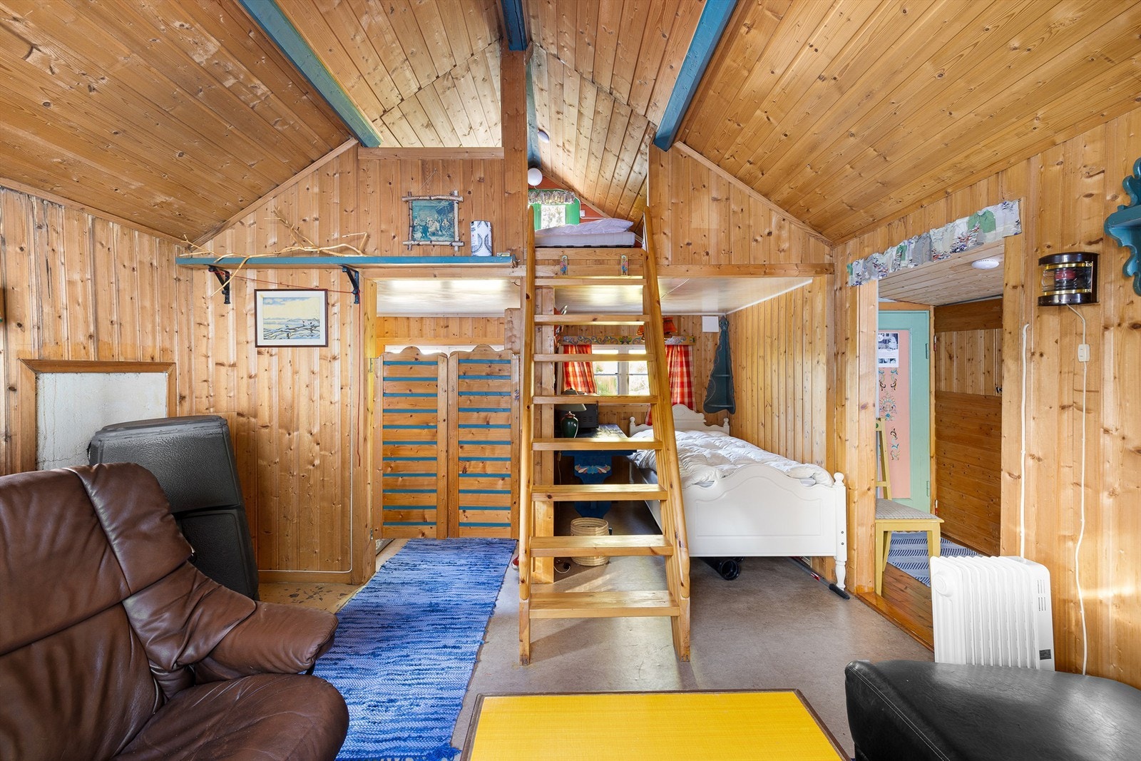 Takhøyden er utnyttet med hems med ca. 7 kvm. gulvflate som ikke er måleverdig grunnet lav takhøyde. Galleribilde