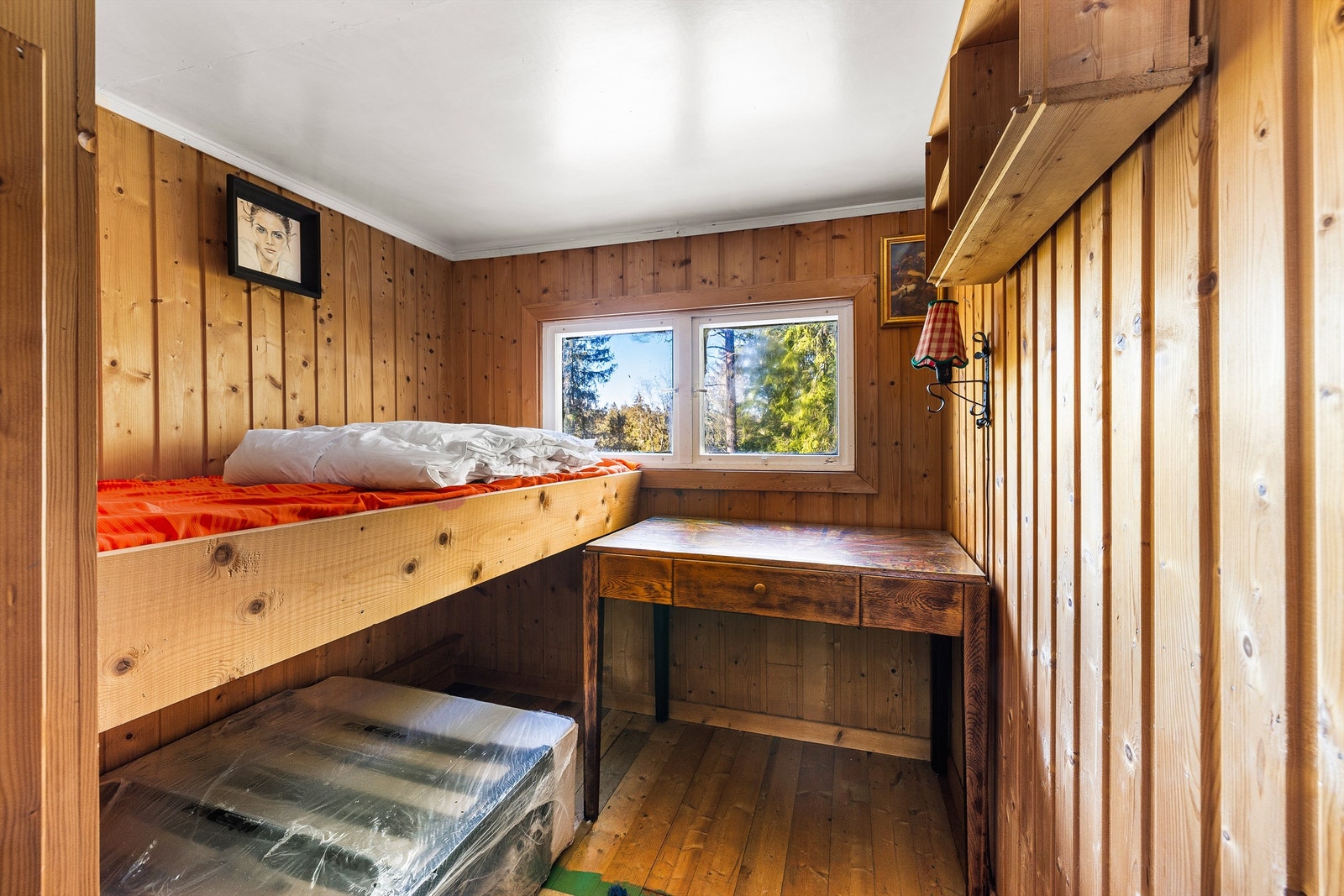 Soverom er skilt ut fra stuen, under hemsen. Galleribilde