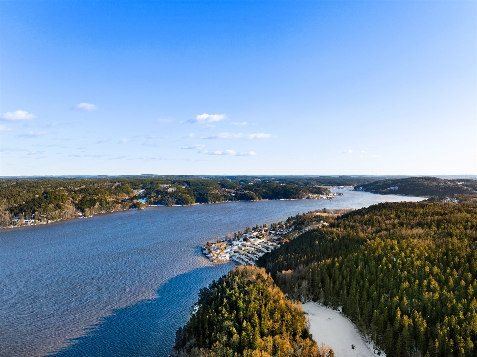 Fritidsboligen er oppført i høyden vest for Glennetangen og Glomma, lengst syd i Skiptvet. Galleribilde