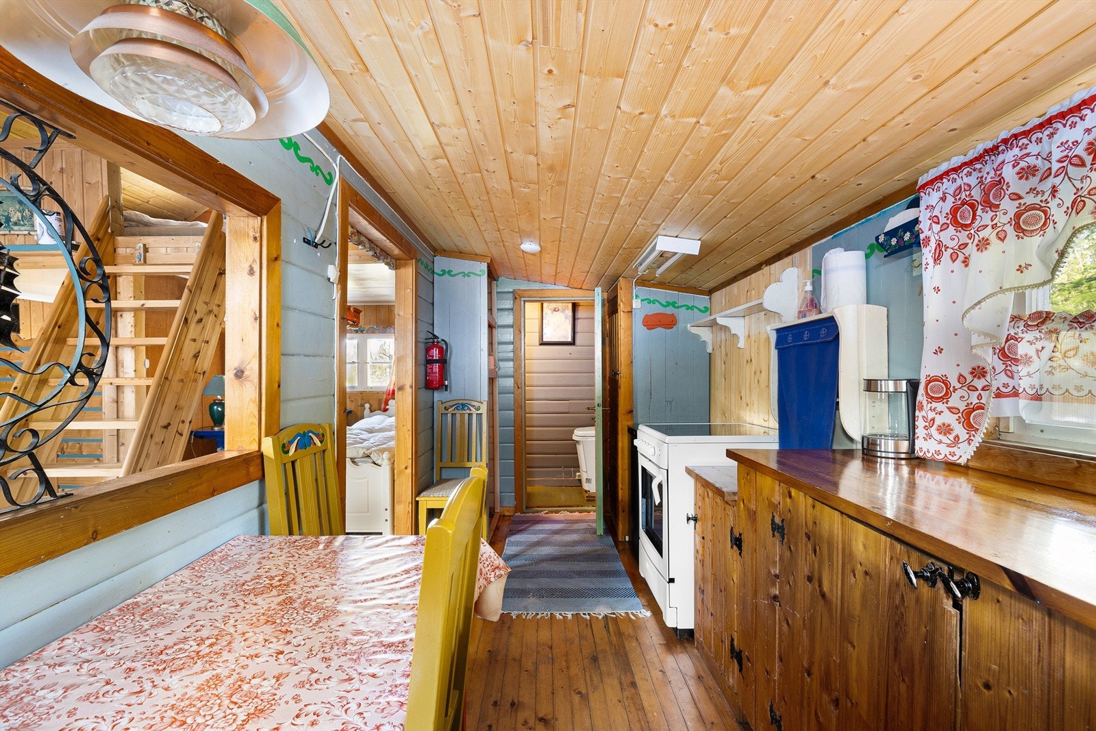 Innenfor rommet som benyttes til kjøkken finnes et kompakt toalettrom, utstyrt med forbrenningstoalett. Galleribilde