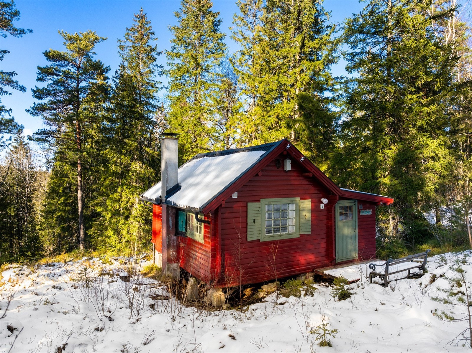 Hytta har enkel standard samt et større vedlikeholdsbehov. Omfattende råteskader er registrert i konstruksjon og kledning. Galleribilde