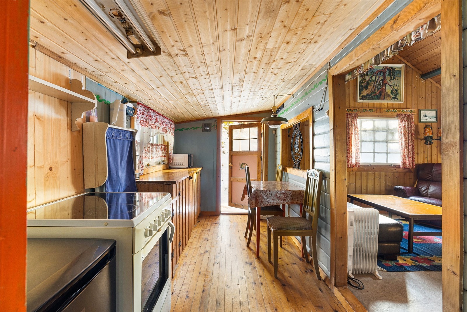 Rommet som i dag benyttes som kjøkken er byggemeldt som veranda. Bruksendring/innbygging av veranda kan være søknadspliktig. Galleribilde