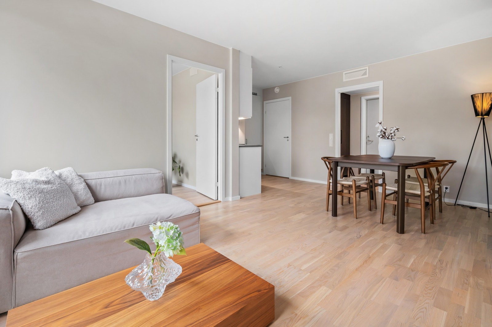 Til oppvarming i boligen er det elektrisk og fjernvarme. Galleribilde