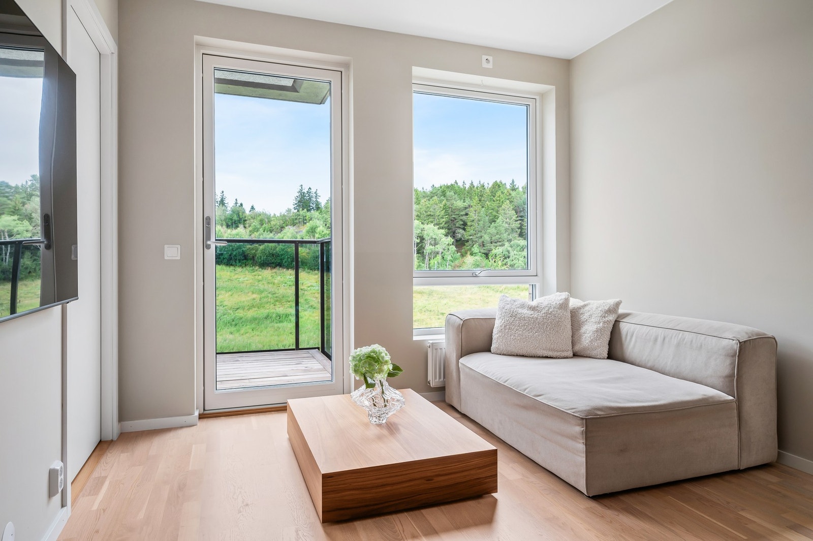 De store vindusflatene gir rikelig med naturlig lysinnslipp! Galleribilde