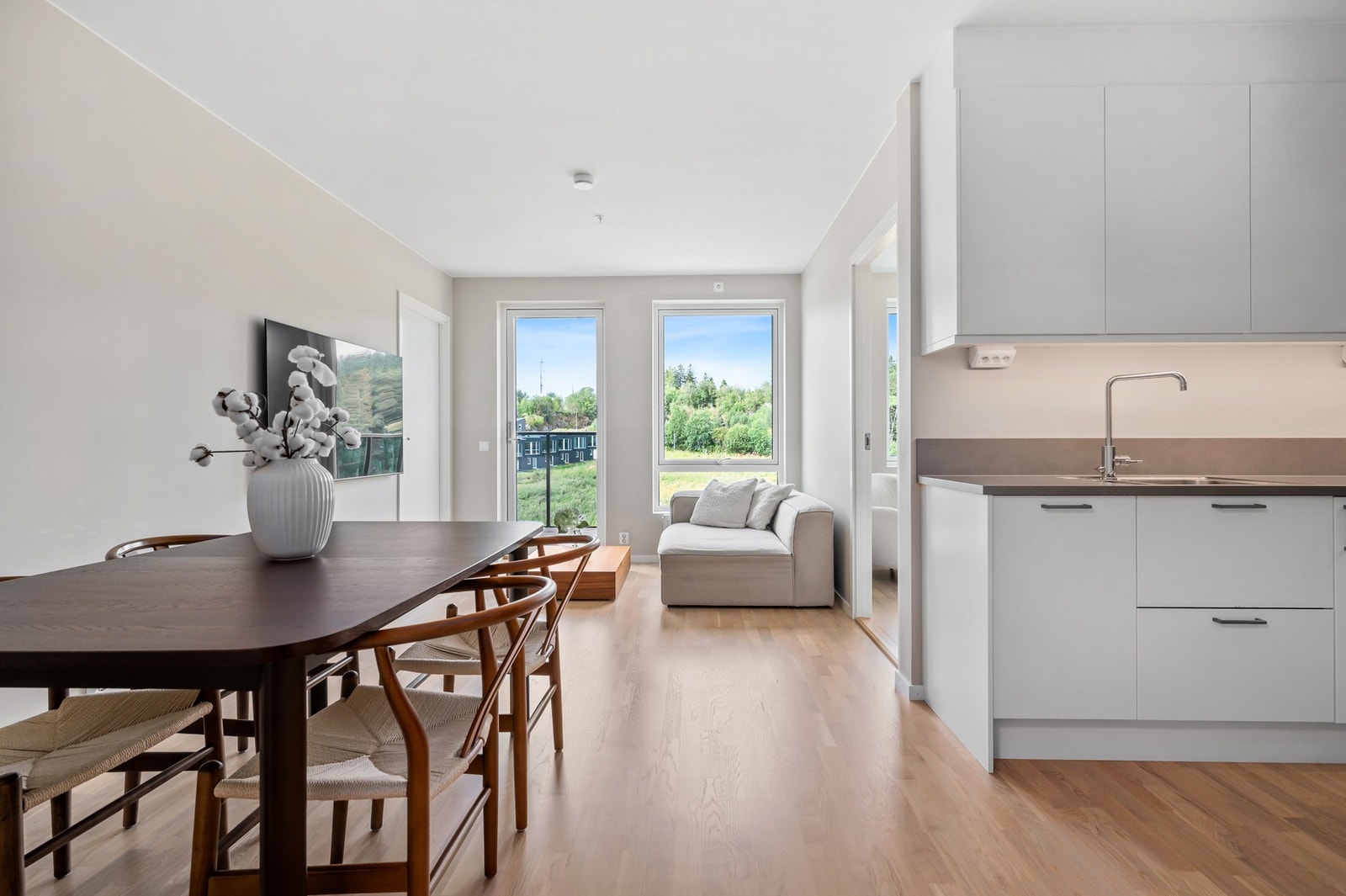 Boligen har lave felleskostnader, og både fjernvarme og kabel-TV/Internett er inkludert. Galleribilde