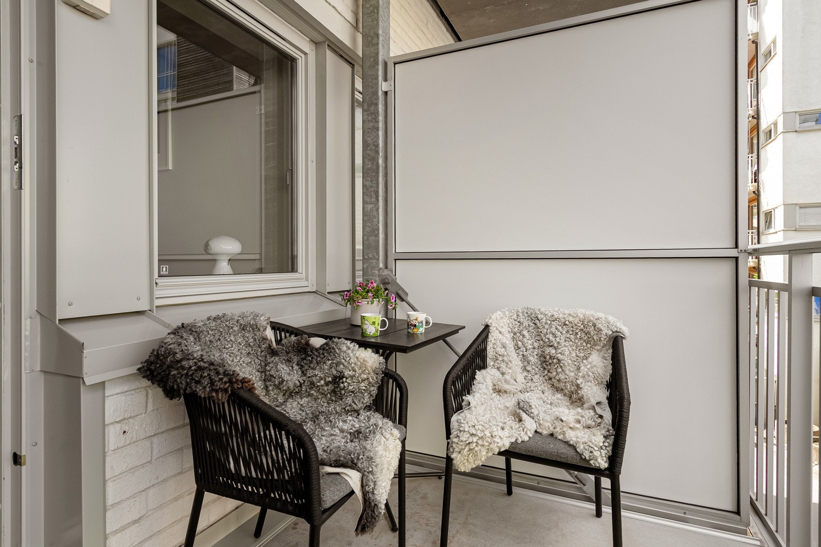 Her er det god plass til stoler, bord og grill. Perfekt for varme sommerdager! Det er tillatt med gass og elektrisk grill. Galleribilde