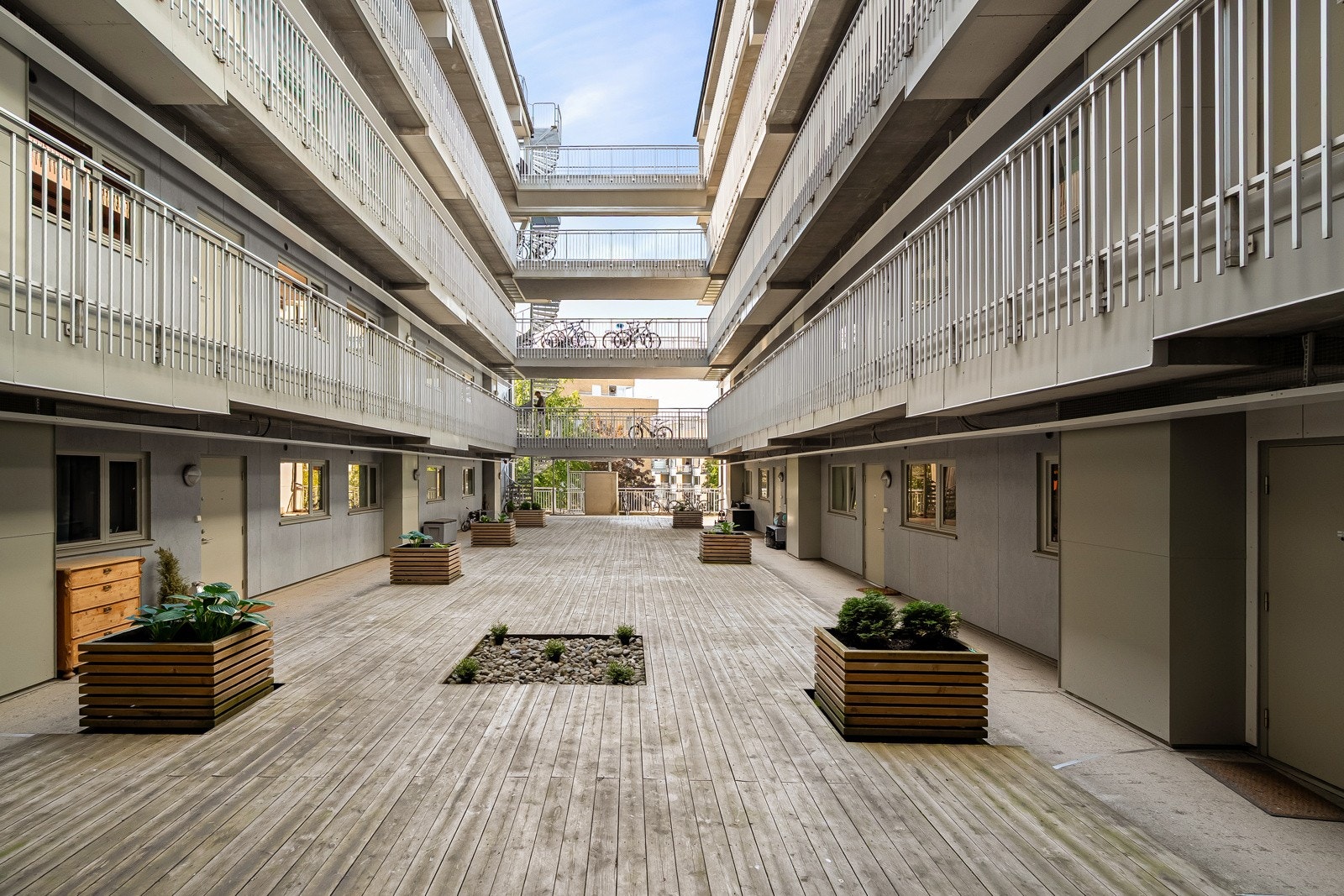Velkommen til Sandakerveien 74! Det er et hyggelig gårdsrom mellom oppgangene i bygget. Adkomst via atrium/svalgang. Galleribilde