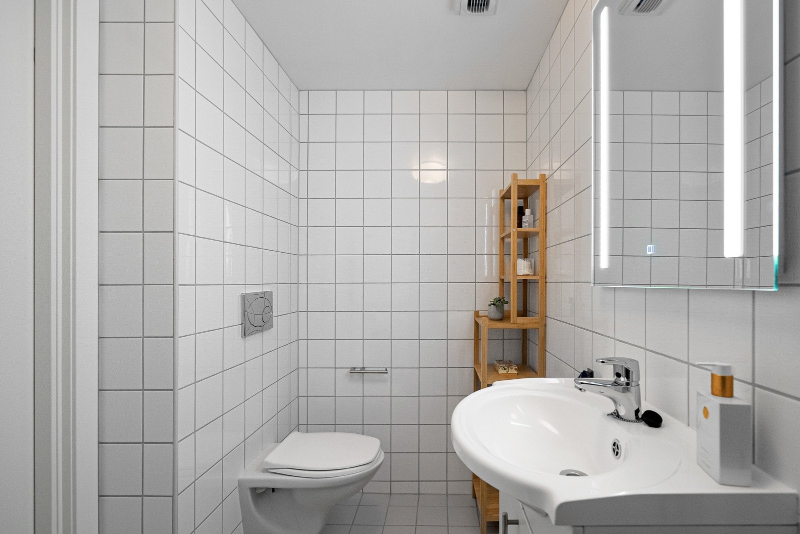 Badet er fra bygget ble bruksendret fra kontor til leiligheter (rundt 2007-8) og holder en velholdt standard. Galleribilde