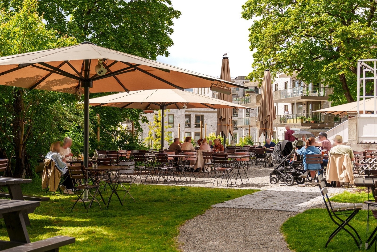 Boligen ligger kun få minutters gange unna Lillo Gård. Her finnes det både dagligvarebutikk, apotek, kafeer og restauranter. Galleribilde