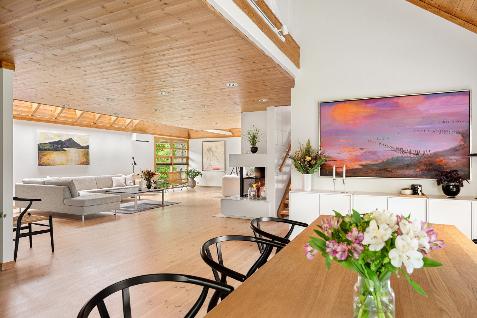 Planløsningen i hovedetasjen er åpen, luftig og gjennomgående. Galleribilde