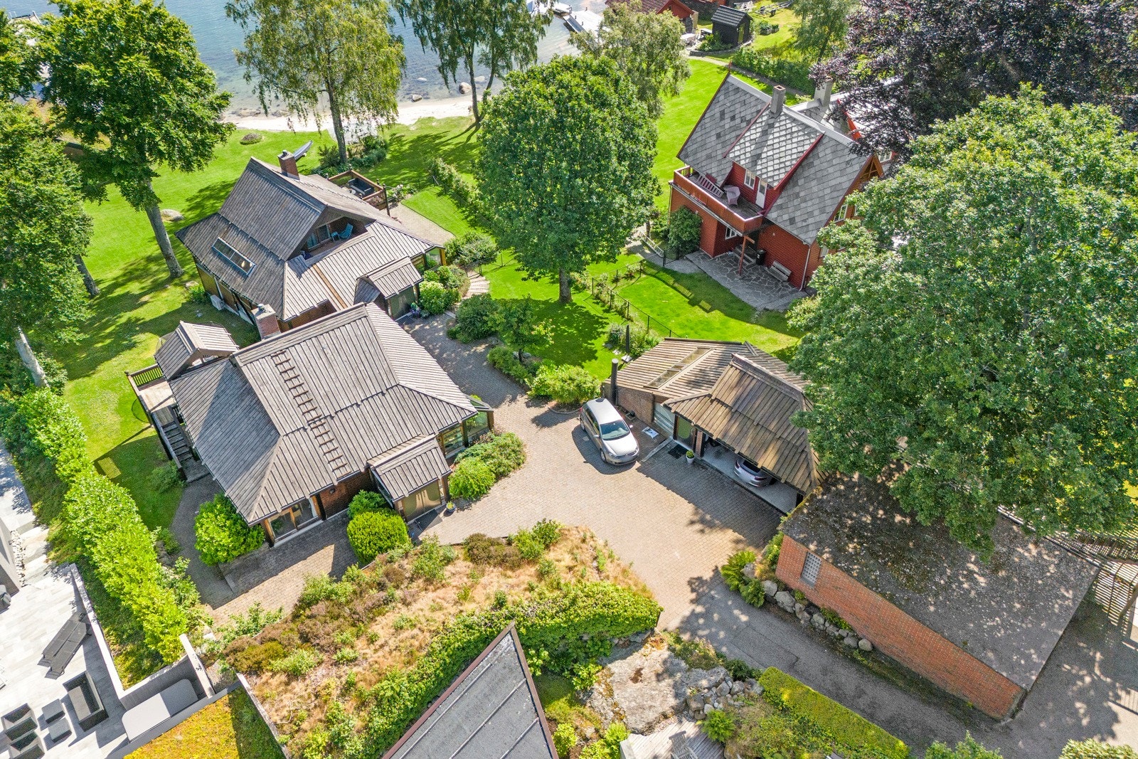 Alle byggene er bygget i samme stil og er nydelig tilpasset tomten for å utnytte potensialet til eiendommen. Galleribilde