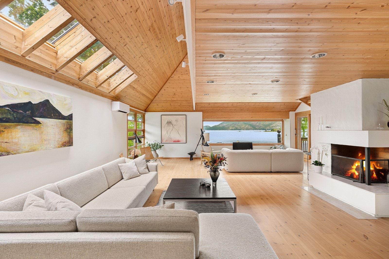 På kalde vinterdager er det herlig at man kan fyre opp peisen for litt ekstra kos. Galleribilde