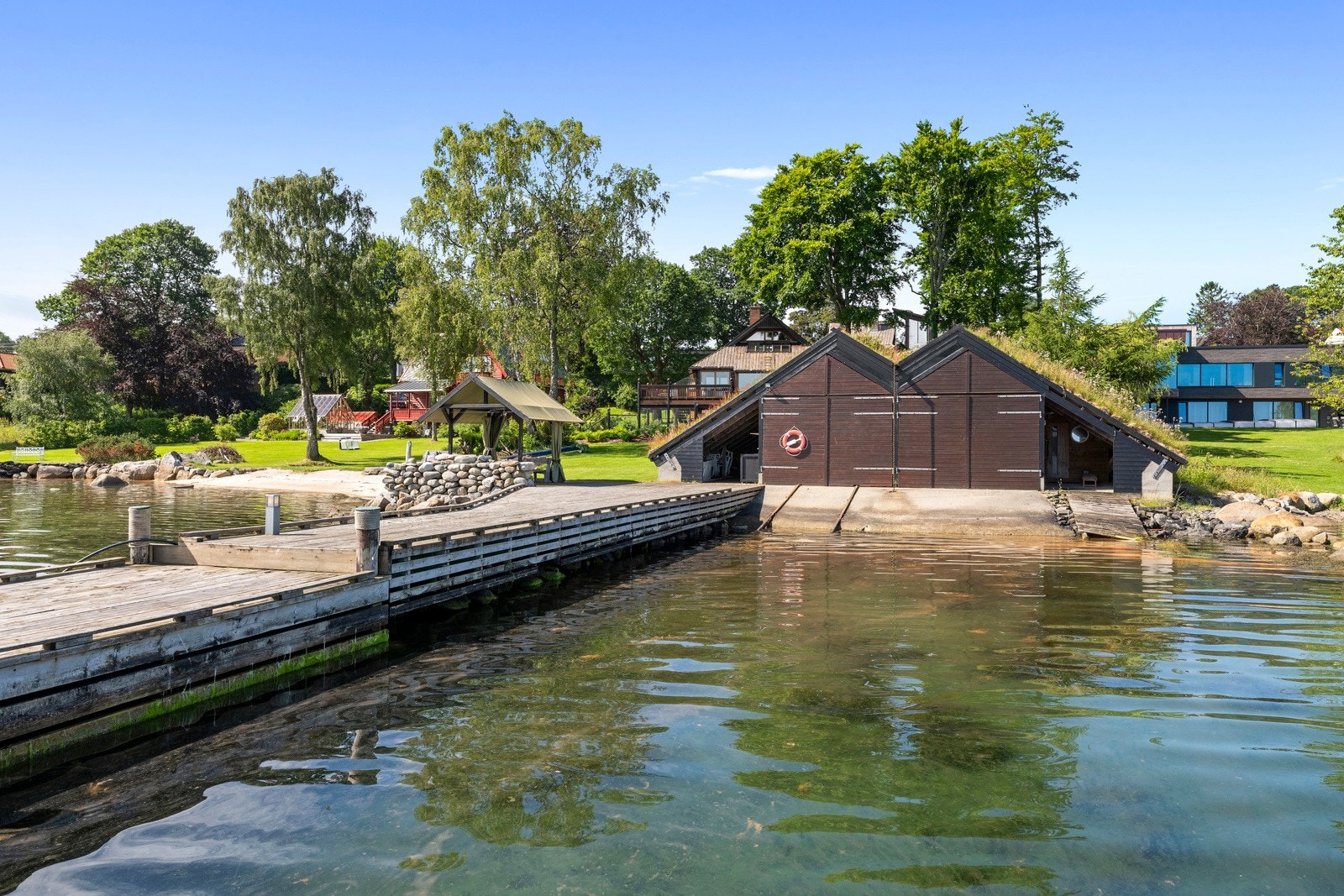 I naustet har men egen badstue- og utedusj som virkelig runder av uteområdet og gjør det komplett. Her savner man ingenting. Galleribilde