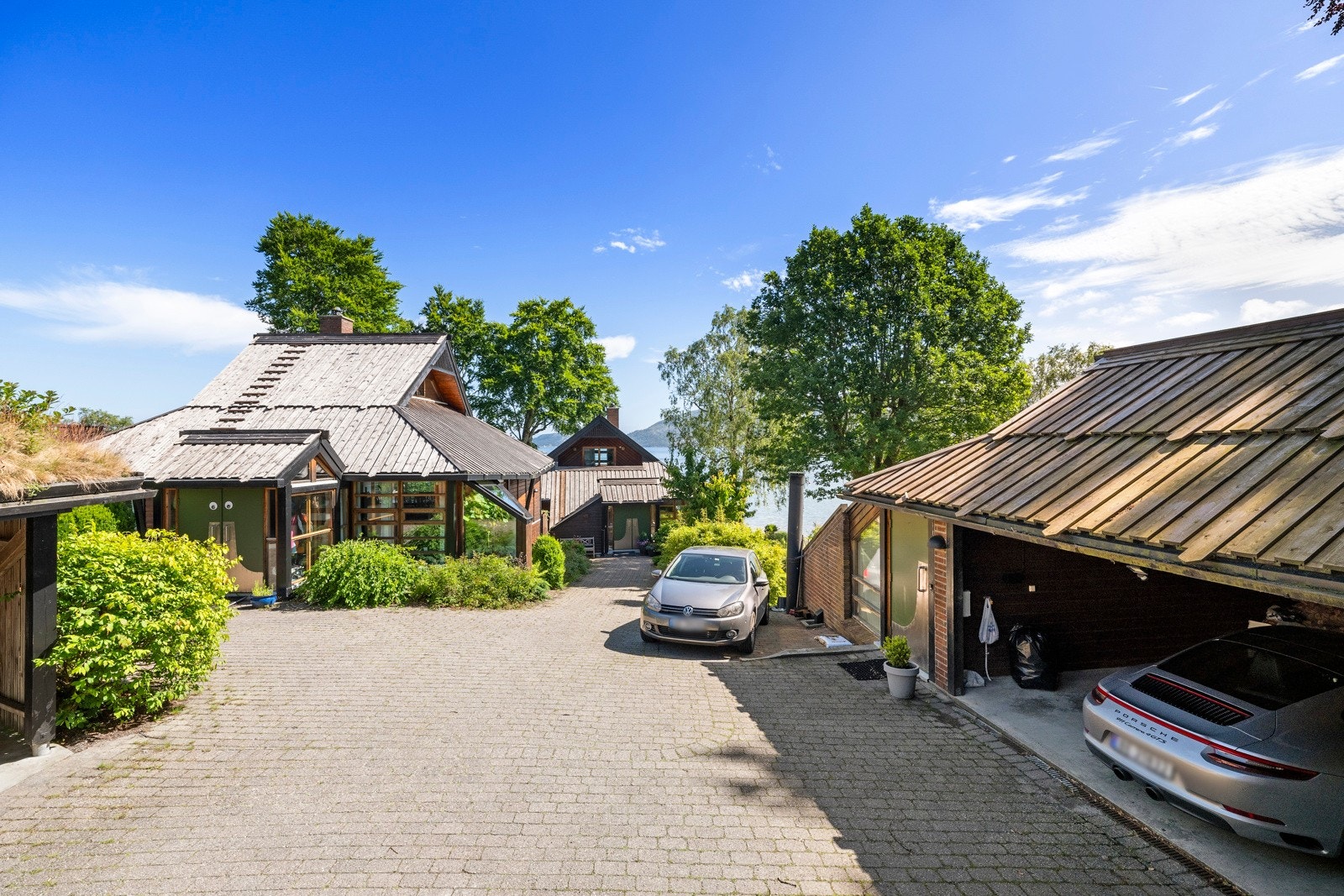 Til høyre har man dobbel garasje med god plass til to biler og til venstre har man en dobbel carport. Galleribilde