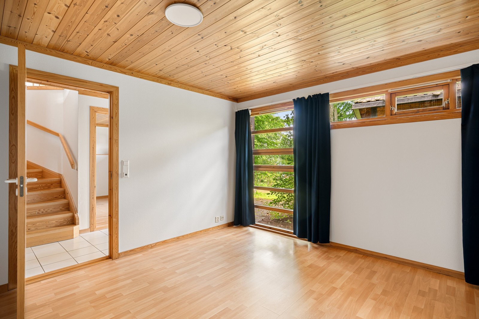 Det er tre gode soverom, to har tilhørende bad og dette har også tilgang videre til en badstue. Galleribilde