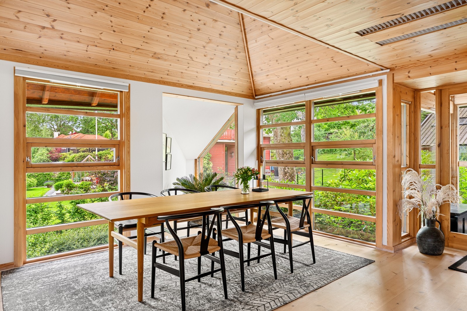 Gauselvågen 64 B er det største huset på tomten og ligger også nederst mot sjøen. Galleribilde