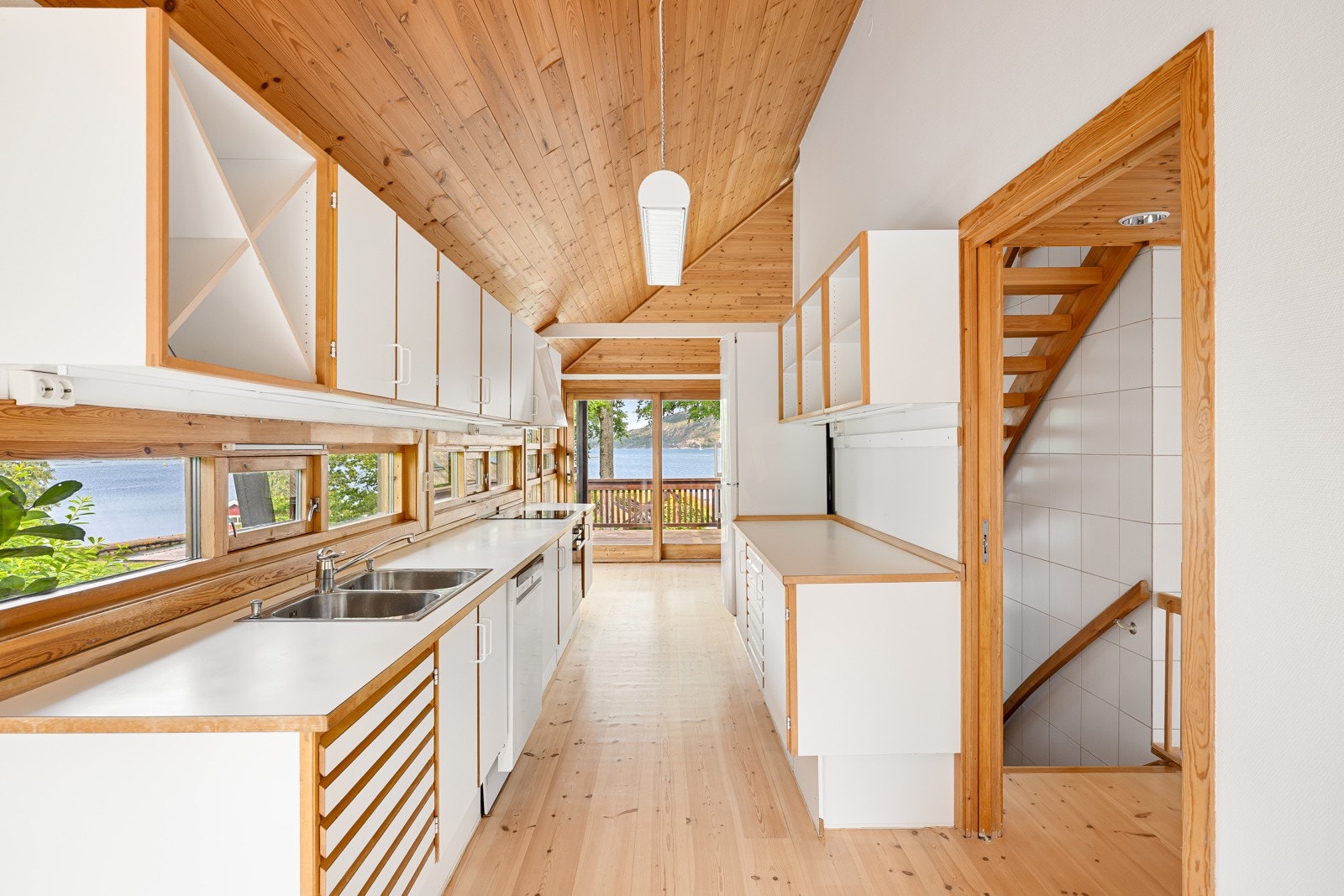 Lekkert kjøkken i delvis åpen løsning fra unoform. Galleribilde