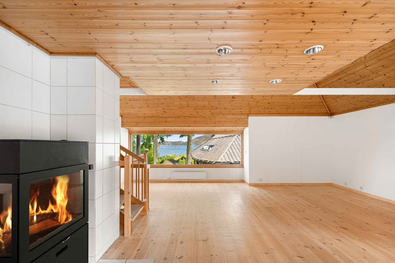 Den nydelige utiskten kan nytes fra store deler av stuen. Galleribilde