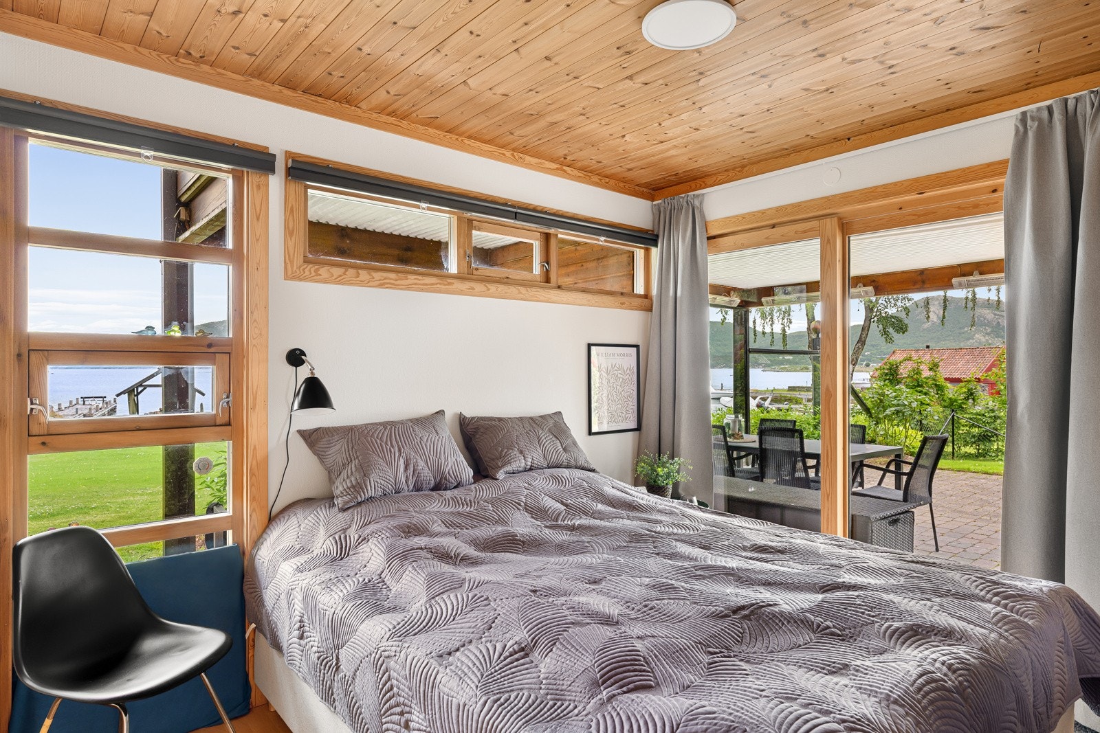 Dette soverommet er innredet med dobbeltseng og garderobe. Store vindusflater mot nord-øst. Dette blir et herlig sted å våkne! Galleribilde