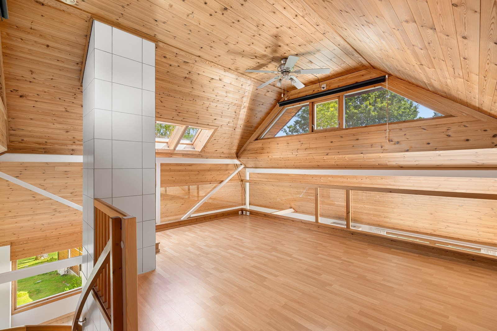 Loftet er åpent og luftig, et perfekt sted for en tv-stue eller et kontor. Galleribilde