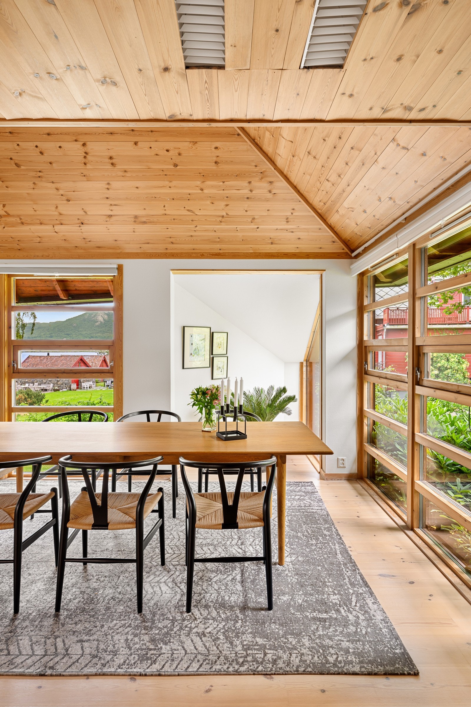 Videre fra vindfanget kommer man inn i et parti som i dag blir brukt som spisestue. Galleribilde